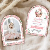 ピンクのフローラあるバニーが1歳の誕生日を飾る 招待状