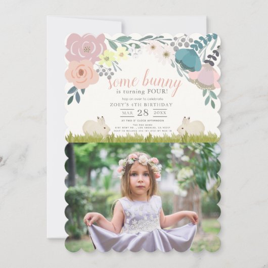 ピンクのフローラいくつかのバニーガールフォト誕生日 招待状 (正面)