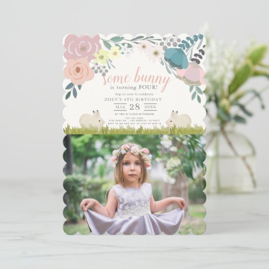 ピンクのフローラいくつかのバニーガールフォト誕生日 招待状 (スタンド正面)