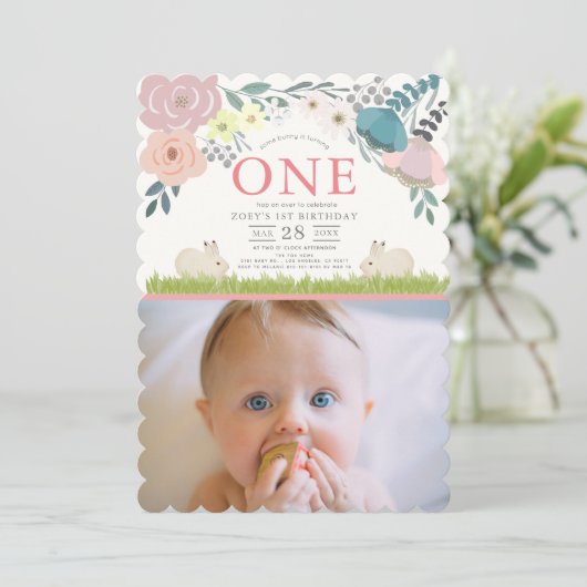 ピンクのフローラいくつかのバニーガール1st誕生日の写真 招待状 (スタンド正面)