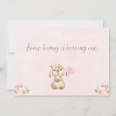 ピンクのフローラいくつかのバニー番号1番目の誕生日 招待状 (裏面)