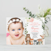 ピンクのフローラかわいいウッドランドの女の子1st誕生日の写真 招待状 (スタンド正面)