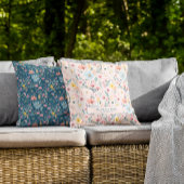 ピンクのフローラかわいらしパターン名パーソナライズされた クッション