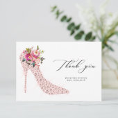 ピンクのフローラとハイヒールのスクリプトブライダルシャワー サンキューカード (スタンド正面)