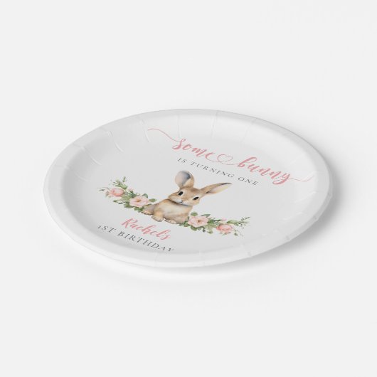 ピンクのフローラウサギいくつかのバニー1歳の誕生日 ペーパープレート (アングル)