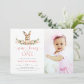 ピンクのフローラウサギSome Bunny 1st Birthday Photo 招待状 (スタンド正面)