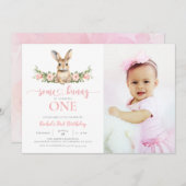 ピンクのフローラウサギSome Bunny 1st Birthday Photo 招待状 (正面/裏面)