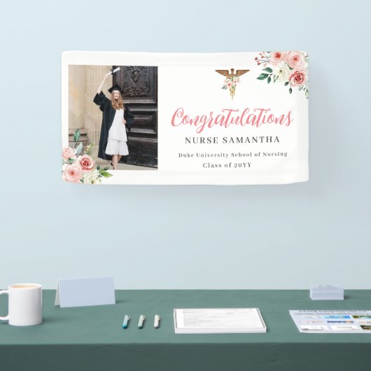 ピンクのフローラカドセウスおめでとうナース写真 横断幕 (トレードショー)