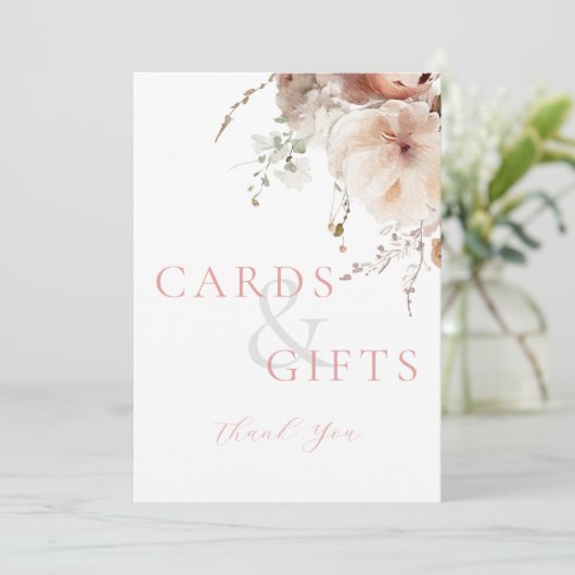 ピンクのフローラカードとギフトのブライダルシャワー記号 プログラム (スタンド正面)