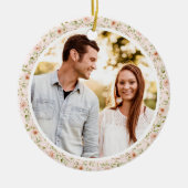 ピンクのフローラガーリーコケット1stクリスマス婚約した セラミックオーナメント (正面)