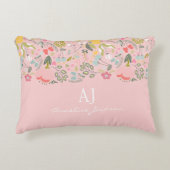 ピンクのフローラガーリーシックなモノグラム名パーソナライズされた アクセントクッション (正面)
