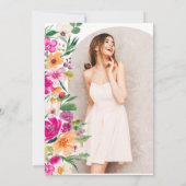 ピンクのフローラグリーンのシックな金ゴールドスクリプトの卒業 招待状 (裏面)