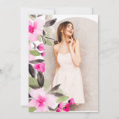 ピンクのフローラグリーンのシックな金ゴールドスクリプトの卒業 招待状 (裏面)