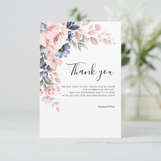 ピンクのフローラスクリプト赤ちゃんシャワー サンキューカード (スタンド正面)