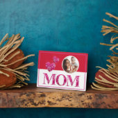 ピンクのフローラハートレタリング"MOM"赤い白い写真 フォトプラーク (側面)