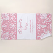 ピンクのフローラバチェロレッテウィリアムモリスパターン ビーチタオル (正面)