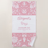 ピンクのフローラバチェロレッテウィリアムモリスパターン ビーチタオル (正面)