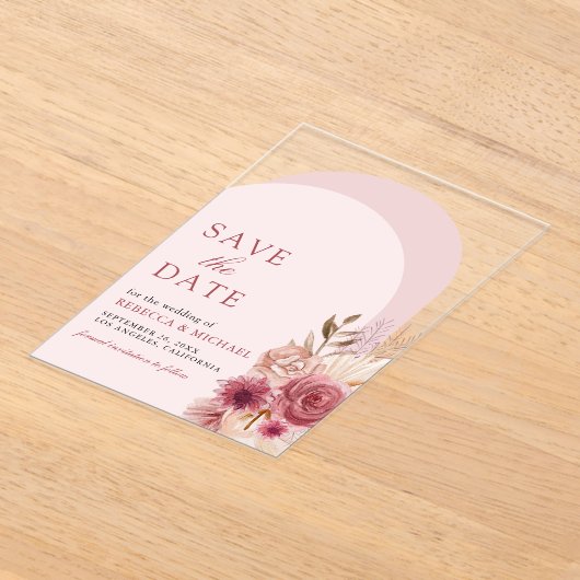 ピンクのフローラパンパスアーチウェディング日付を保存 アクリル招待状 (レイダウン)