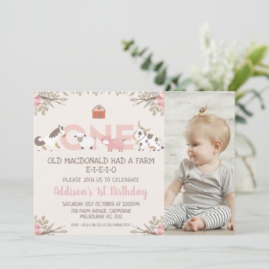 ピンクのフローラフォトファームファーミヤード1歳の誕生日 招待状 (スタンド正面)
