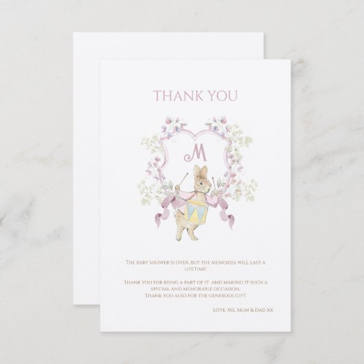 ピンクのフローラペーターザラビットモノグラムベビーシャワー サンキューカード (正面/裏面)