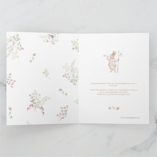 ピンクのフローラペーターザラビットモノグラムベビーシャワー サンキューカード (内部)