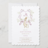 ピンクのフローラペーターザラビットモノグラムベビーシャワー 招待状 (正面)