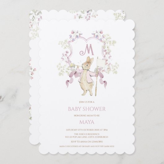 ピンクのフローラペーターザラビットモノグラムベビーシャワー 招待状 (正面/裏面)