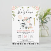 ピンクのフローラホーリーカウカプリントファースト誕生日 招待状 (スタンド正面)