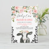 ピンクのフローラホーリーカウカプリントファースト誕生日 招待状 (スタンド正面)