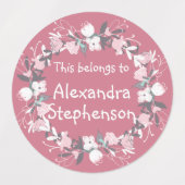 ピンクのフローラリースベビーガール子供の名前の防水 ラベル (デザイン1)