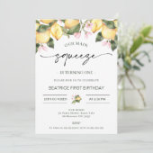 ピンクのフローラレモン私たちのメイン絞り1日の誕生日 招待状 (スタンド正面)