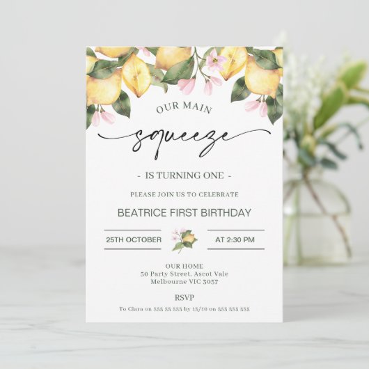 ピンクのフローラレモン私たちのメイン絞り1日の誕生日 招待状 (スタンド正面)