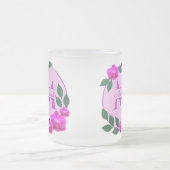 ピンクのフローラヴィンテージパーソナライズされた名イニシャル フロストグラスマグカップ (中央)