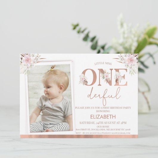 ピンクのフローラ写真Onederful 1歳の誕生日 招待状 (スタンド正面)