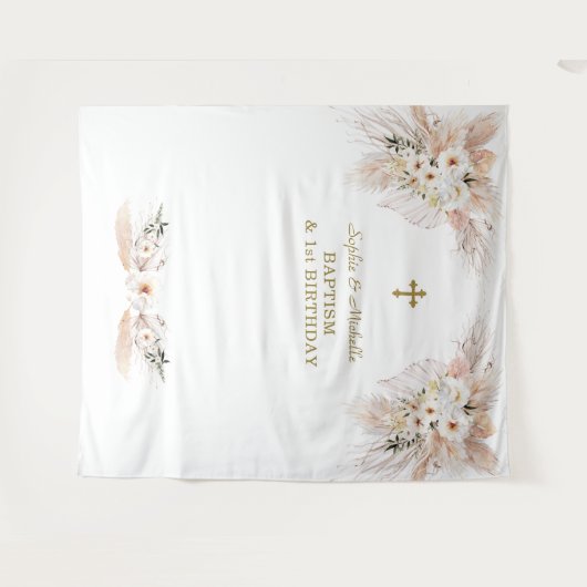 ピンクのフローラ女の子ツインズ1歳の誕生日バプティステープ タペストリー (正面(横))