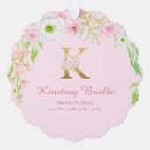 ピンクのフローラ金ゴールドレター"K"モノグラム誕生統計 オーナメントカード (正面)