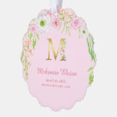 ピンクのフローラ金ゴールドレター"M"モノグラム誕生統計 オーナメントカード (左)