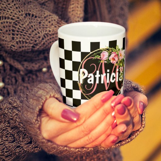 ピンクのフローラ黒と白のチェッカーボードモノグラム コーヒーマグカップ