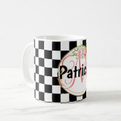 ピンクのフローラ黒と白のチェッカーボードモノグラム コーヒーマグカップ (正面左)