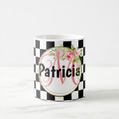 ピンクのフローラ黒と白のチェッカーボードモノグラム コーヒーマグカップ (中央)