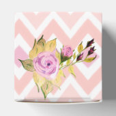 ピンクのフローラ パターン（の模様が）ある フェイバーボックス (上部)