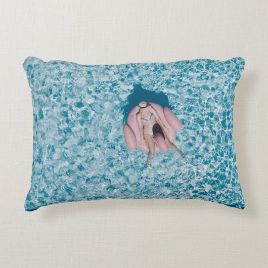 ピンクのブイの女性が水の体に囲まれて アクセントクッション (正面)