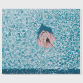 ピンクのブイの女性が水の体に囲まれて  ラッピングペーパー (フラット)