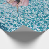 ピンクのブイの女性が水の体に囲まれて  ラッピングペーパー (角)