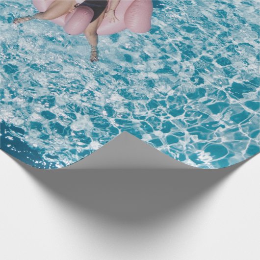 ピンクのブイの女性が水の体に囲まれて  ラッピングペーパー (角)