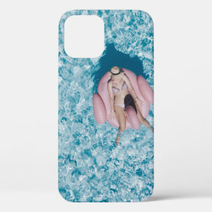 ピンクのブイの女性が水の体に囲まれて iPhone 12ケース