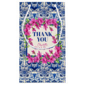 ピンクのブゲンビリア 青いタイルのウェディングシャワー スモールペーパーバッグ (裏面)
