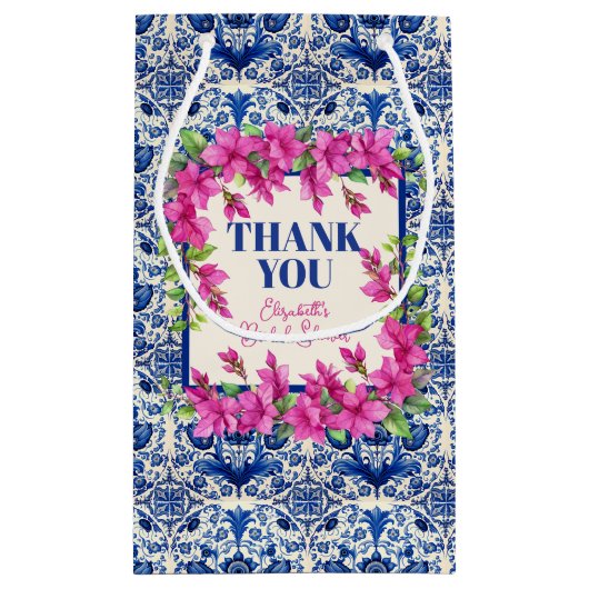 ピンクのブゲンビリア 青いタイルのウェディングシャワー スモールペーパーバッグ (裏面)
