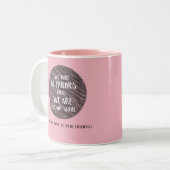 ピンクのブラシの引用それから私達は新しい友人コーヒーです ツートーンマグカップ (正面左)