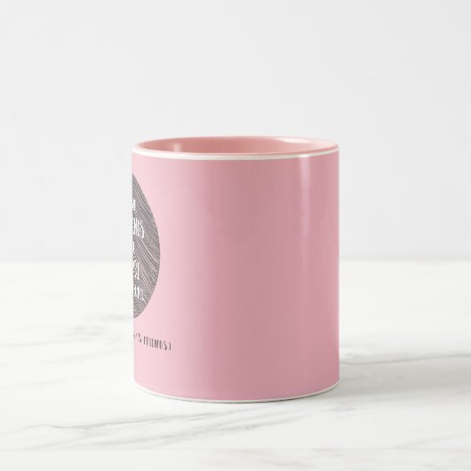 ピンクのブラシの引用それから私達は新しい友人コーヒーです ツートーンマグカップ (中央)